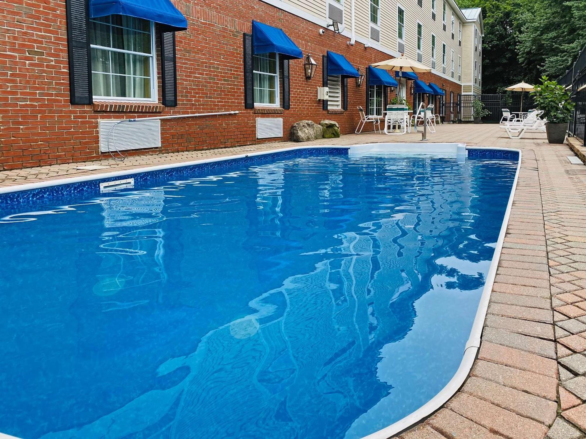 Comfort Inn & Suites Sturbridge-Brimfield Exterior photo