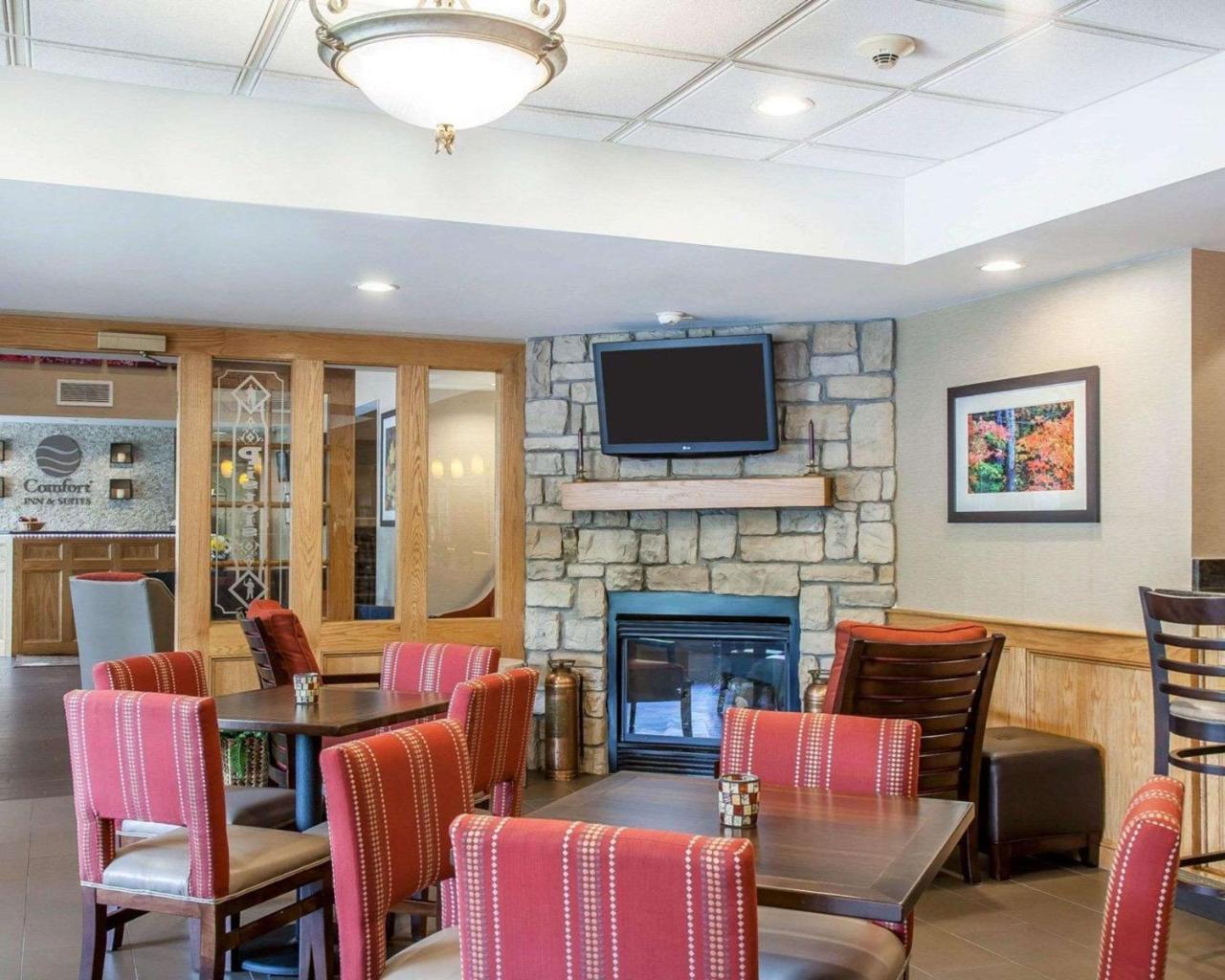 Comfort Inn & Suites Sturbridge-Brimfield Exterior photo