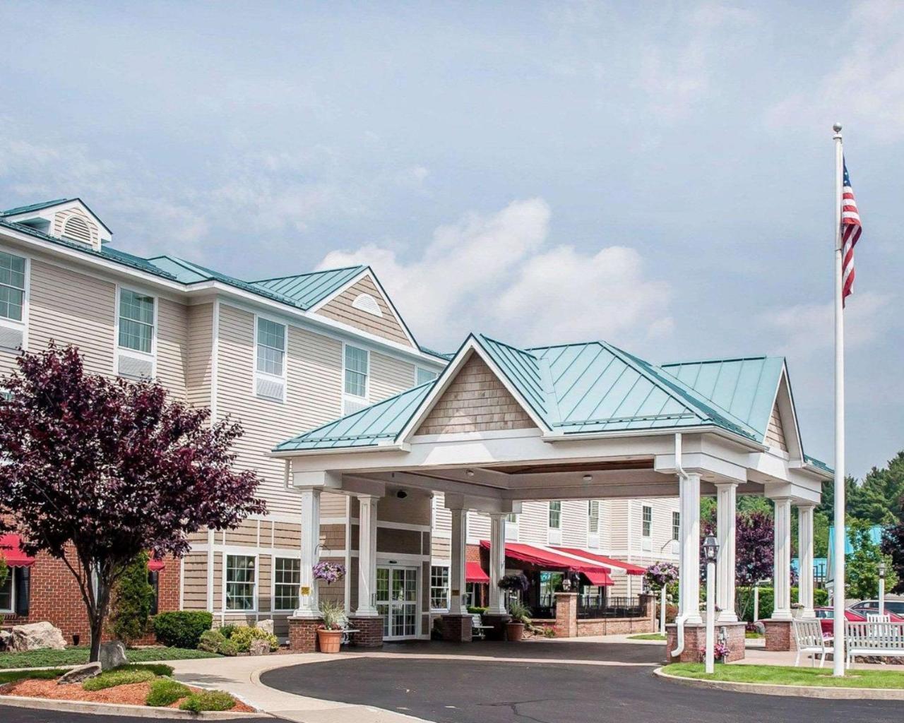 Comfort Inn & Suites Sturbridge-Brimfield Exterior photo