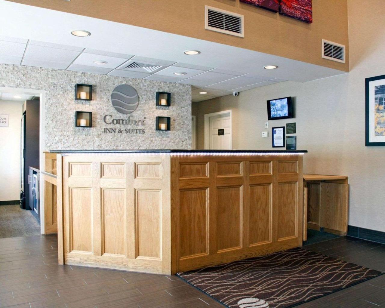 Comfort Inn & Suites Sturbridge-Brimfield Exterior photo